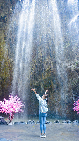 女生在瀑布前的梦幻瞬间，空中飘来一排人的奇妙邂逅