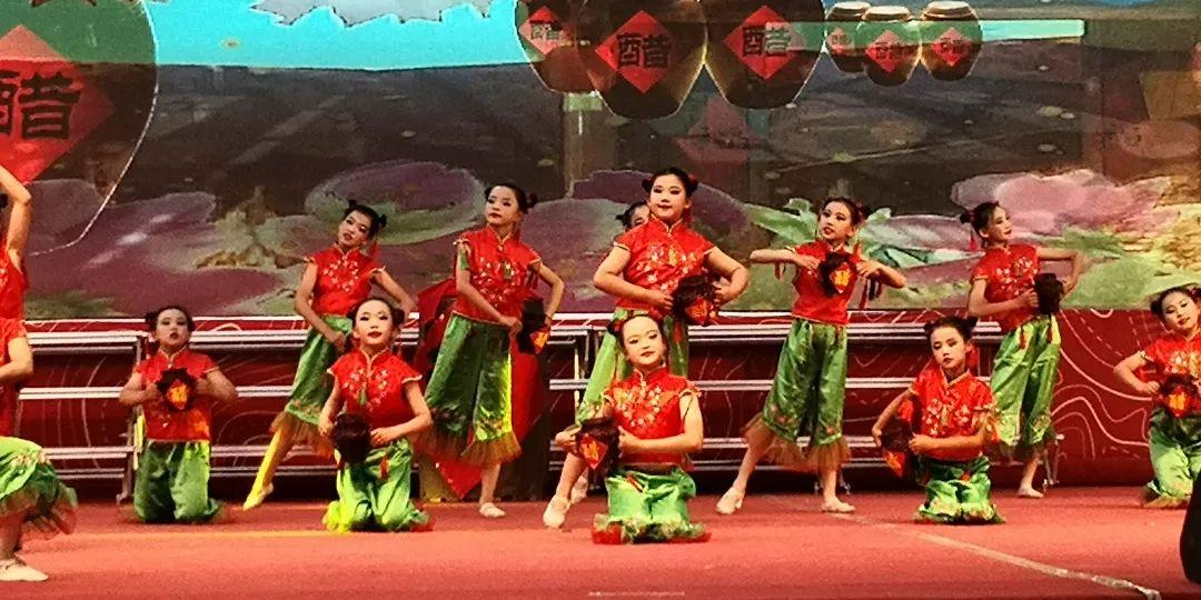 草原上的纸片舞，一场关于自由与灵动的舞蹈盛宴