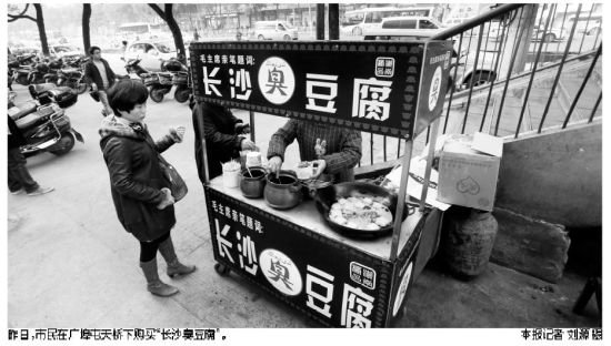 武汉街头奇遇，臭豆腐摊主竟撞脸甄嬛传四郎