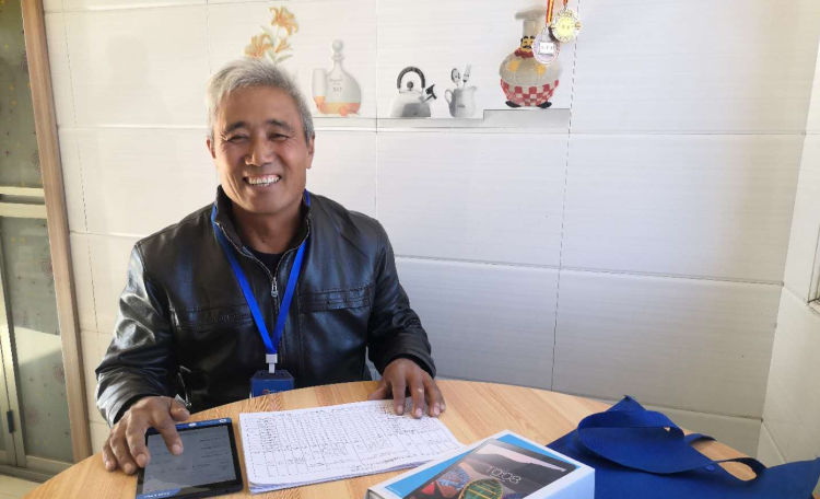 00后女生镜头下的时光守护者，75岁老会计同事意外走红