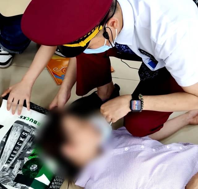 网约车司机中途赶客，乘客秒懂下车，引发社会热议