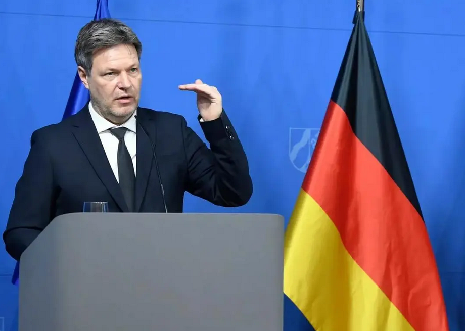 特朗普，不能把所有武器都给乌克兰的背后考量与全球政治经济影响