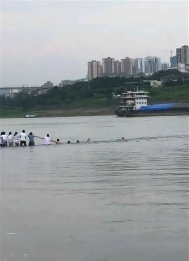 60岁老人勇救落水父子，生命最后的壮丽篇章