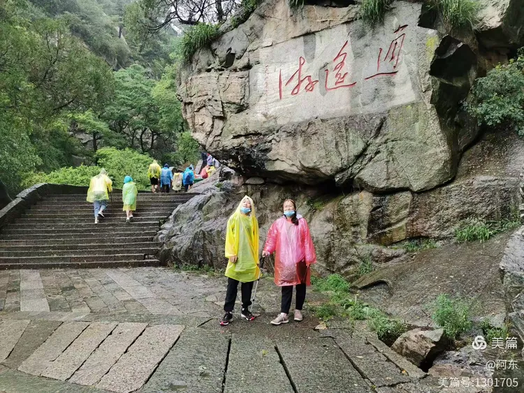 泰山的雨中奇遇，连日降雨与大风下的游客避难所—厕所