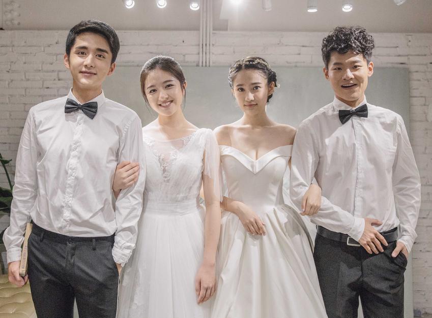 见证幸福时刻，新人邀请高中班主任担任证婚人