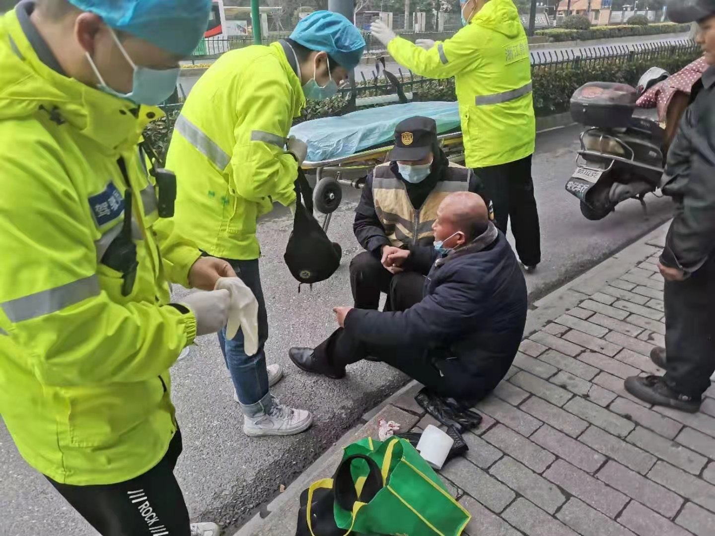 男子上下班途中善举，桥洞反光板焕然一新