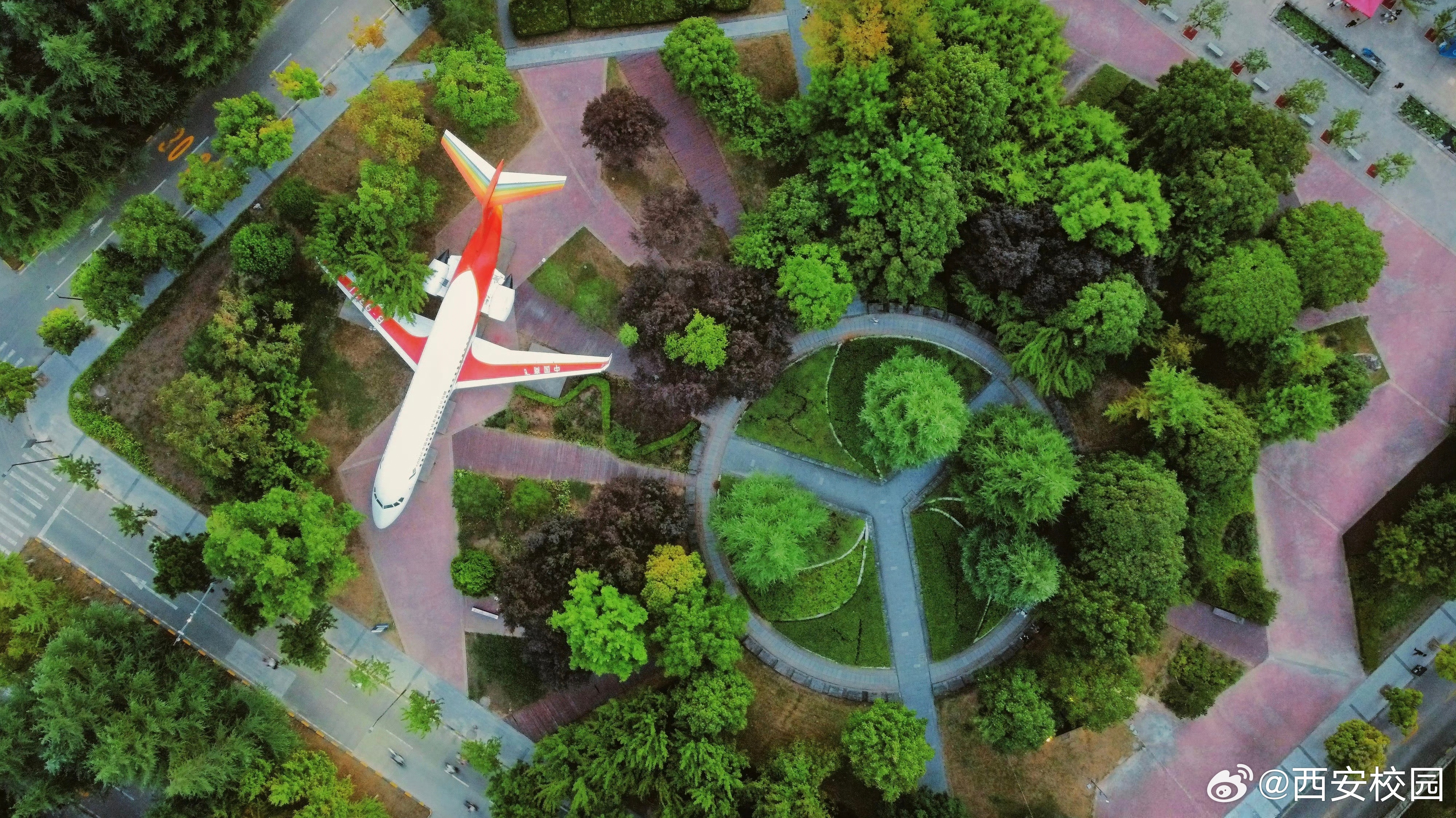 西安高校秒变仙宫，补水喷雾式下雨的奇幻体验