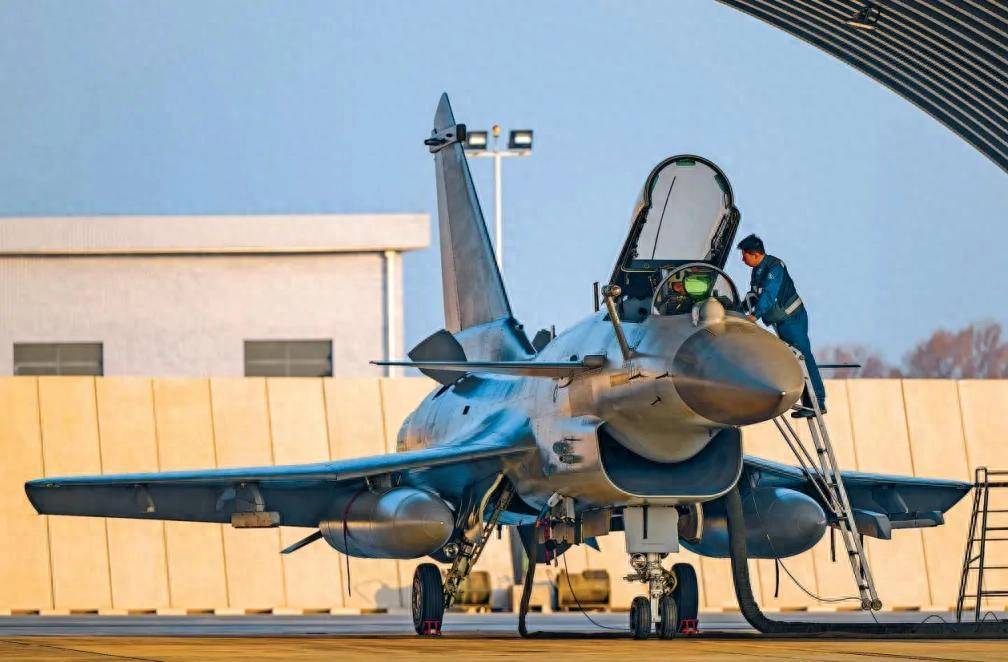 印尼国防部长激动宣布，采购中国歼-10C战机，开启区域防卫新篇章