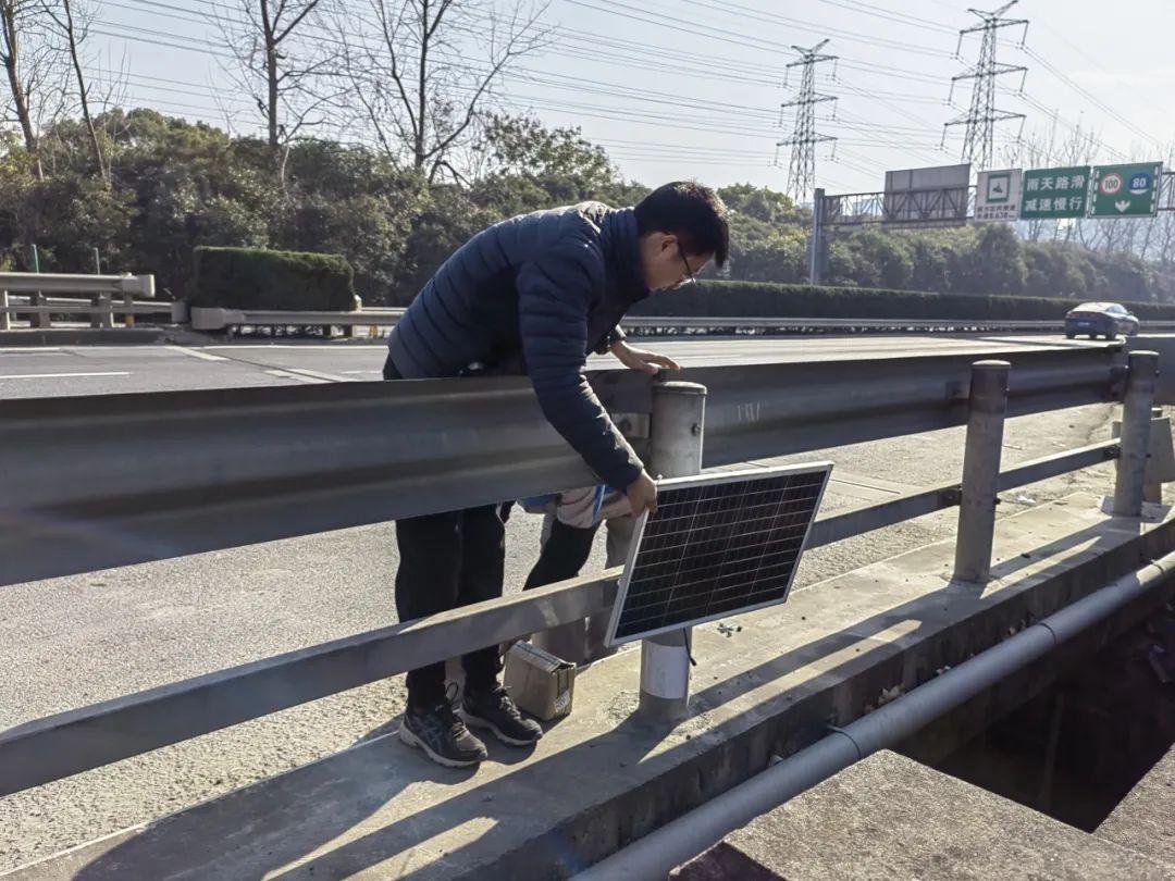 男子上下班途中善举，擦亮桥洞反光板，温暖人心的小事