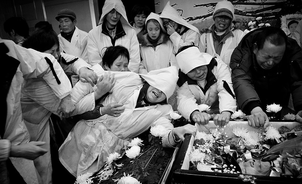 印度74岁男子自建火葬场，举办假葬礼的背后故事