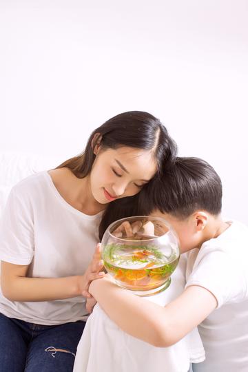 动物园回应火烈鸟冷得发抖，温暖守护与自然教育的双重考量