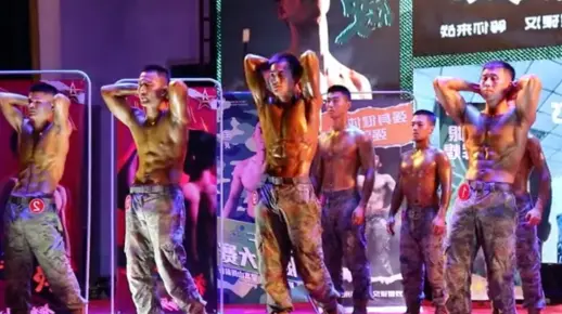 满屏荷尔蒙，军营健美大赛的力量盛宴