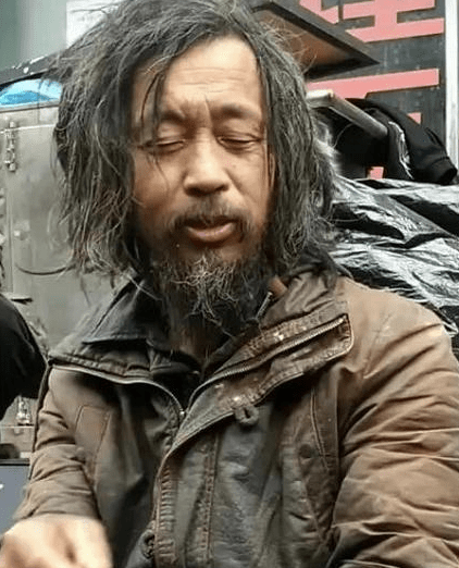 AI流浪汉骗局走红网络,民警提醒警惕新型诈骗手段 AI流浪汉骗局走红网络,民警提醒警惕新型诈骗手段