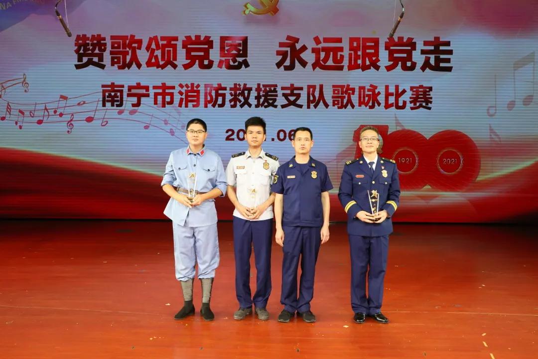 巨无霸摆摊餐车，南宁街头的一场流动盛宴与城市管理的碰撞