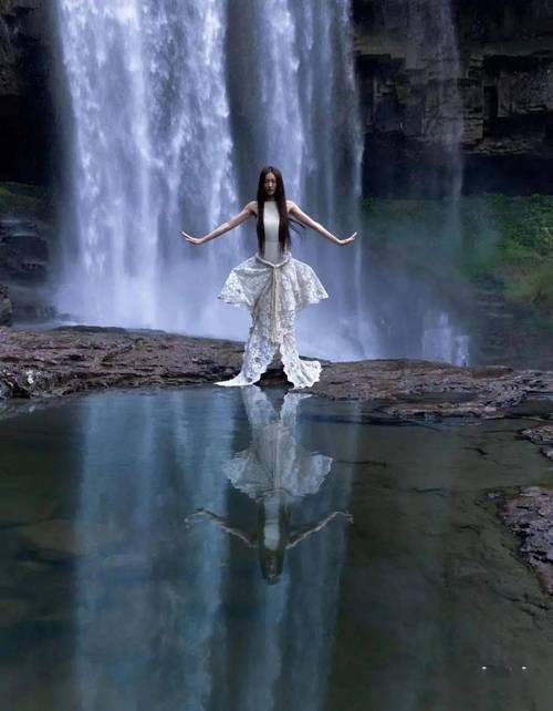 女生在瀑布前的梦幻瞬间，空中飘来一排人的奇妙邂逅