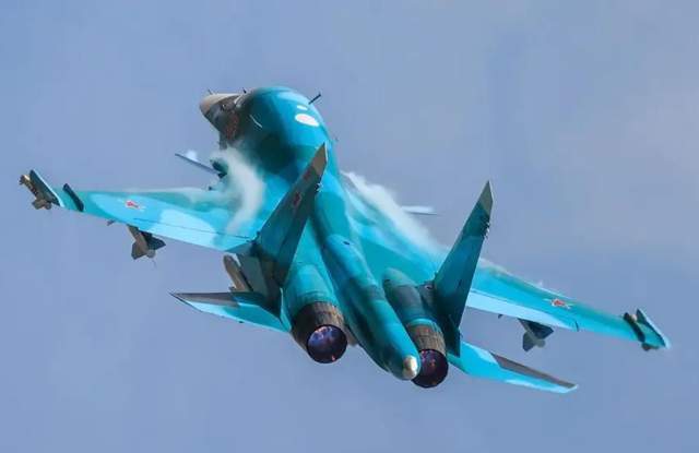 近距离揭秘，歼-16—中国空中的铁鹰火力展现