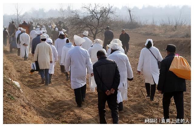 印度74岁男子自建火葬场，举办假葬礼的背后故事