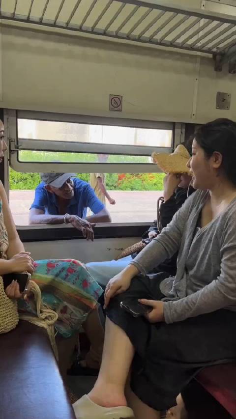 女子被外国人占卧铺，12306的回应—无需妥协的正义之声