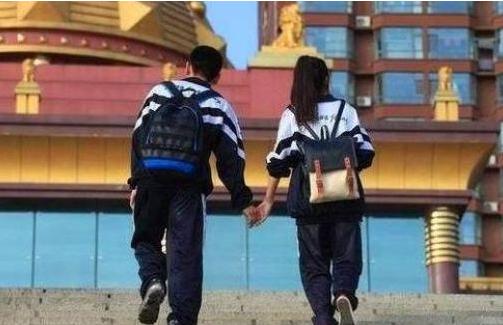 见证幸福时刻，新人邀请高中班主任担任证婚人