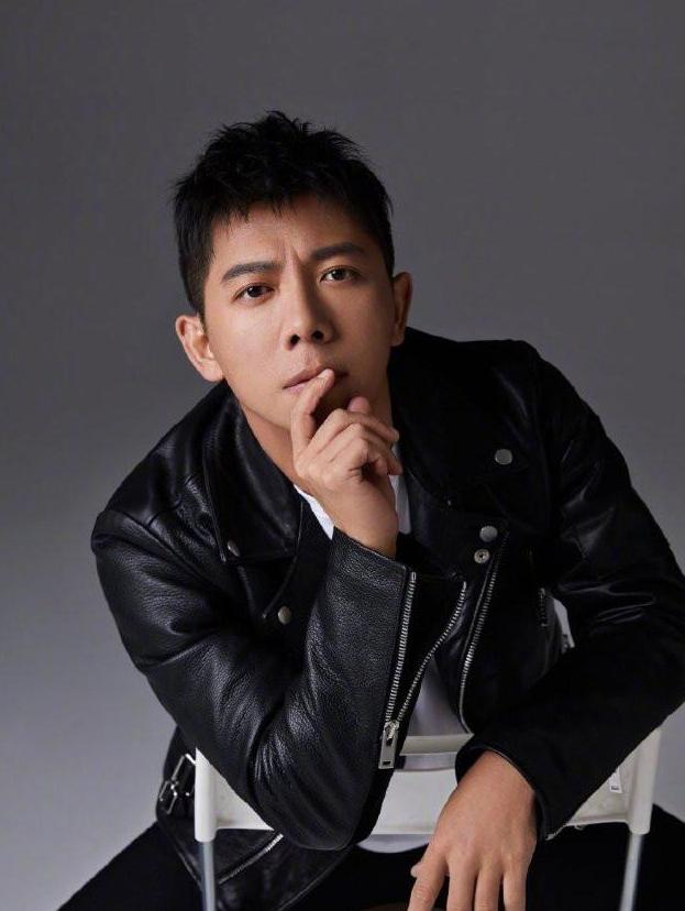 喜宴先行，新郎新娘高速路上的迟到浪漫