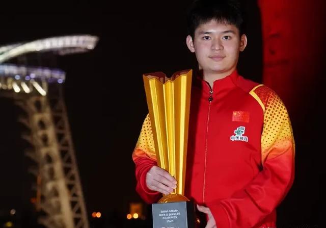 传承与激励，王励勤为王楚钦、林诗栋颁发荣誉奖杯