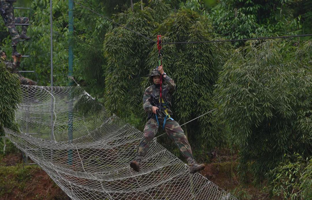 攀岩悄然破圈，打工人排队上墙的背后故事