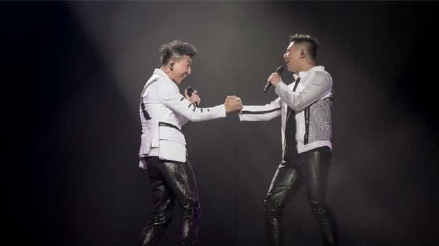 喜宴先行，新郎新娘高速路上的迟到浪漫