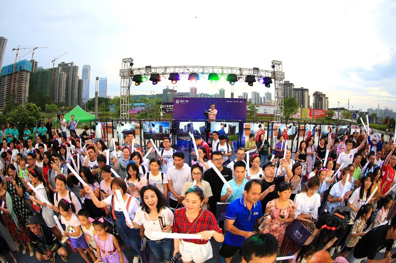巨无霸摆摊餐车,南宁街头的一场流动盛宴与城市管理的碰撞 巨无霸摆摊餐车,南宁街头的一场流动盛宴与城市管理的碰撞