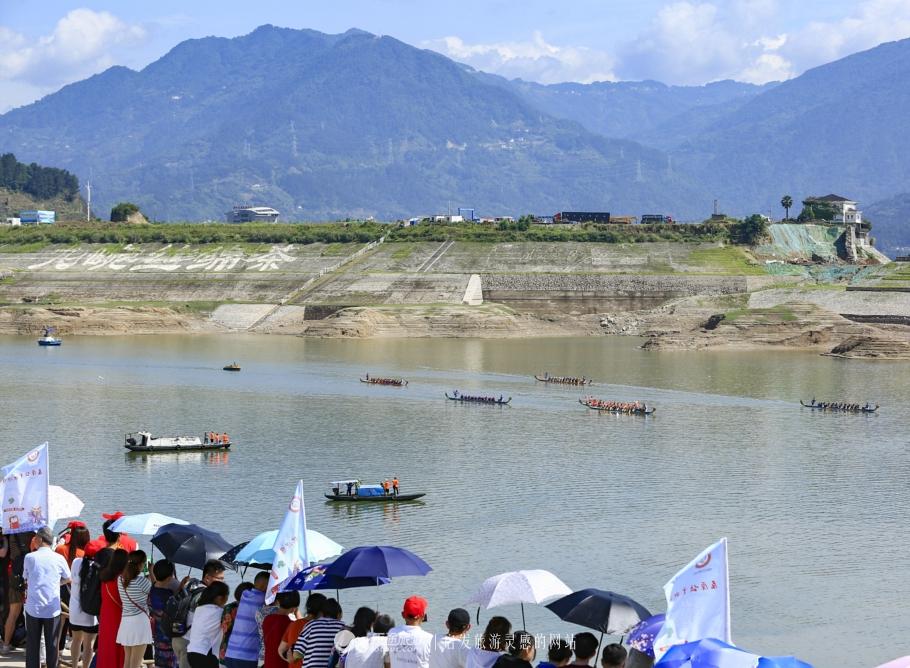 台湾丈夫携北京妻儿祭奠吴石将军，跨越海峡的深情缅怀