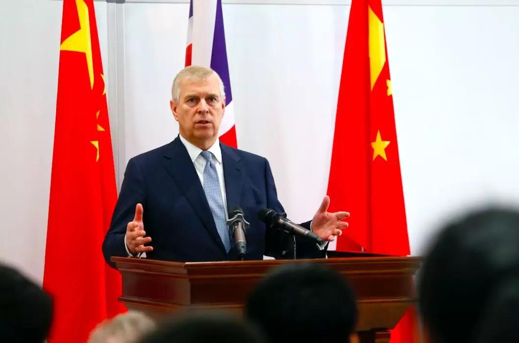 英国安德鲁王子，放弃王室头衔的背后与影响