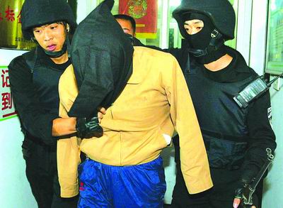 蒙面人持械抢劫，卢浮宫艺术瑰宝的惊天劫案