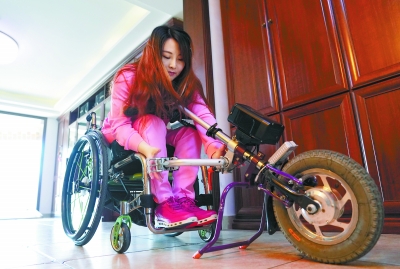 轮椅上的坚韧之光，24岁轮椅女孩的健美冠军之路