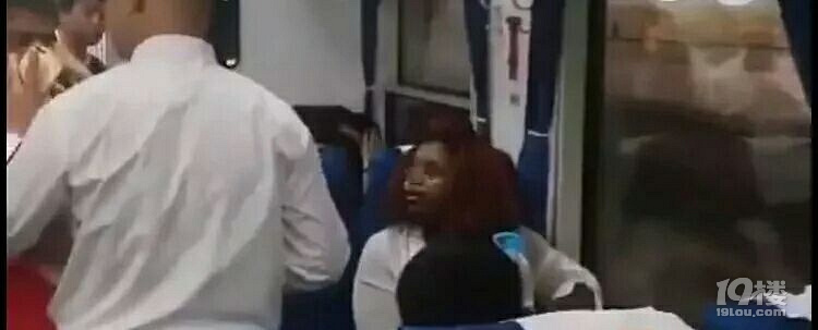 女子被外国人占卧铺，12306的回应—无需妥协的正义之声