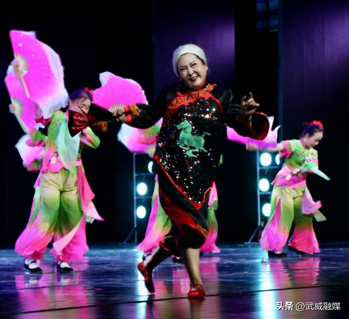 草原上的纸片舞，一场关于自由与灵动的舞蹈盛宴