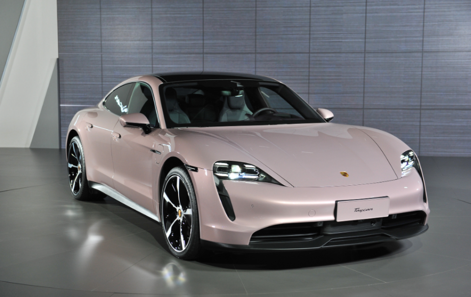 保时捷官方回应，多款油车停产传闻不实，电动化战略持续推进