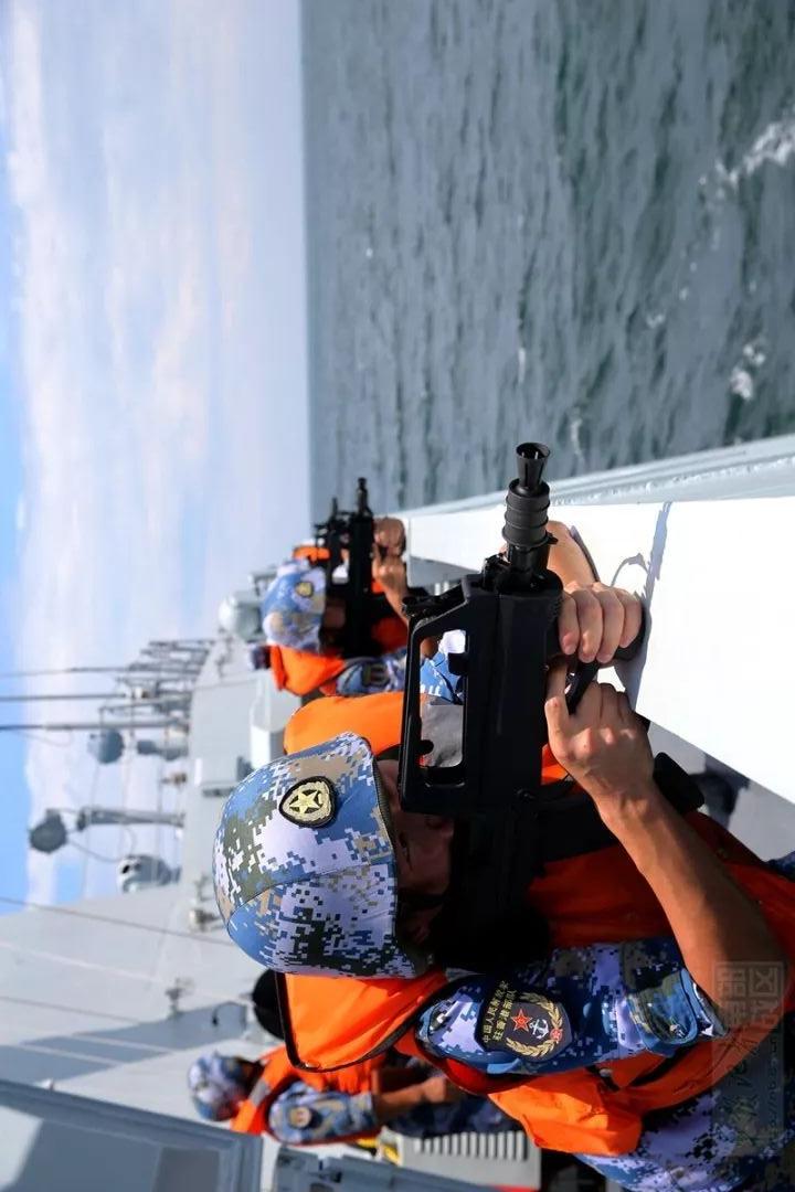 解放军驻香港部队组织联合巡逻，维护一国两制下的和平与稳定