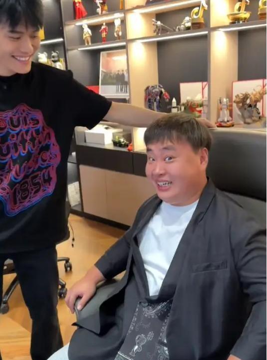 辽宁通报男子在酸菜池抽烟吐痰事件，食品安全与公众卫生的双重警钟