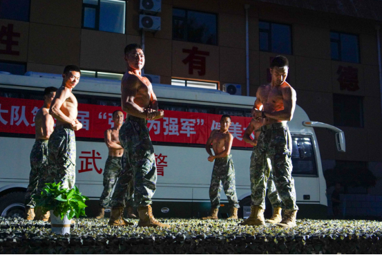 满屏荷尔蒙，军营健美大赛的力量盛宴