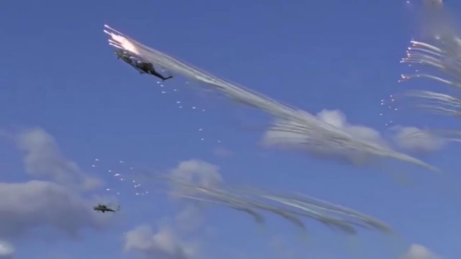 超慢镜头下的震撼瞬间，直升机释放干扰弹的精密与艺术