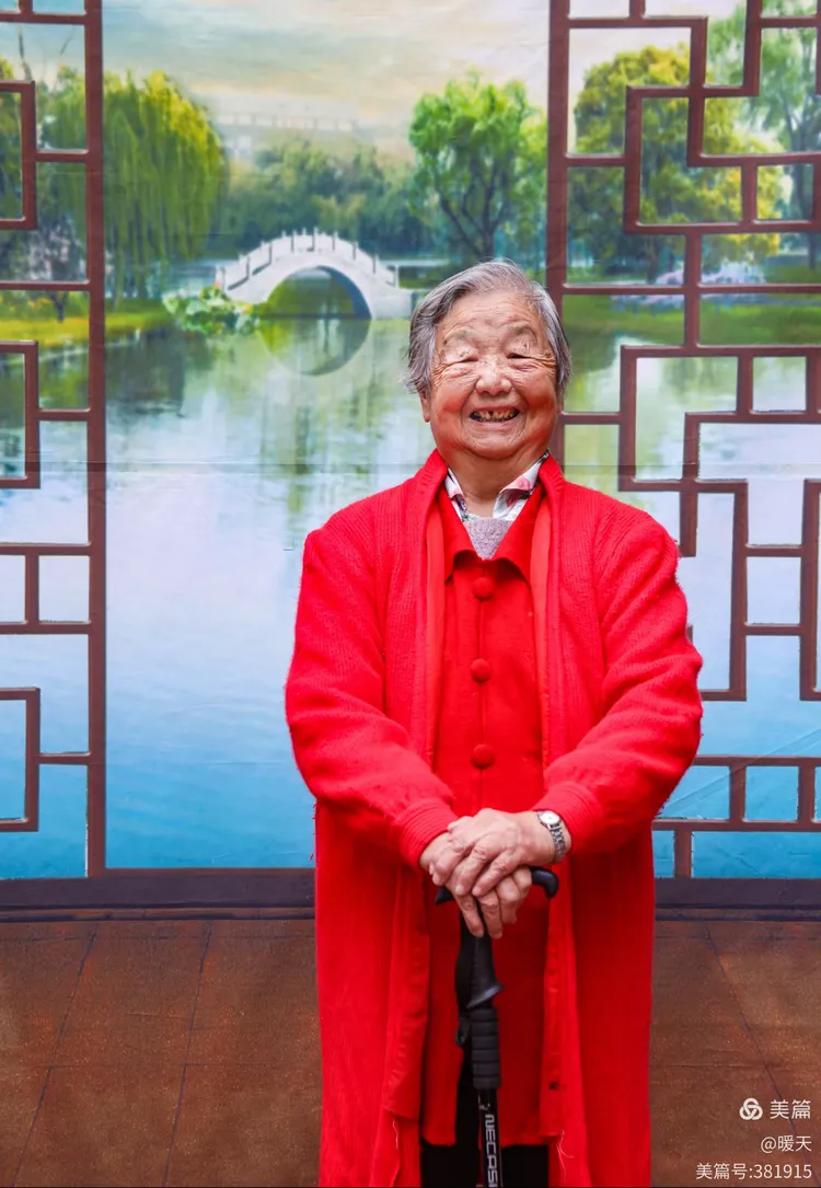 夕阳下的英雄梦，小伙带村里老人拍夕阳红版三国