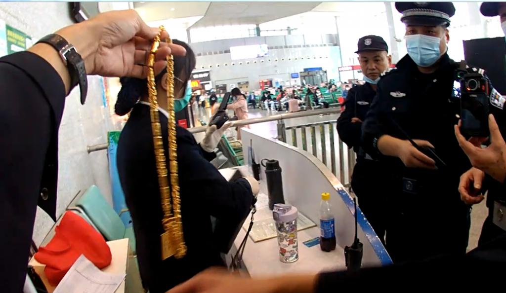 遗失的璀璨,女子过安检不慎遗落90克金手镯的背后故事 遗失的璀璨,女子过安检不慎遗落90克金手镯的背后故事