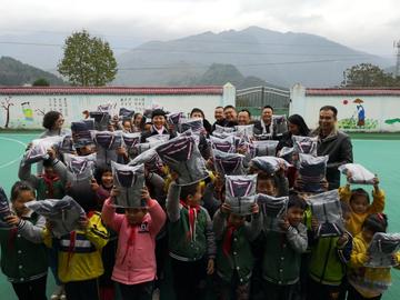 动物园回应火烈鸟冷得发抖，温暖守护与自然教育的双重考量