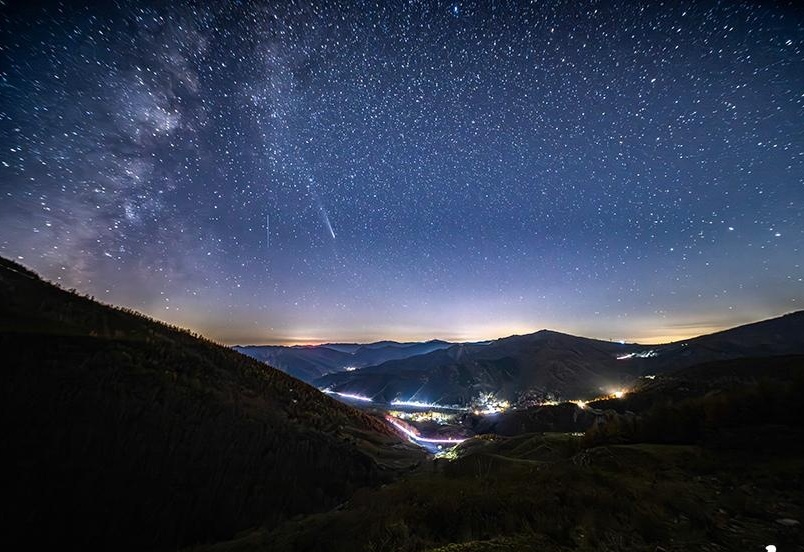 夜空奇观，山东河北上空惊现串珠型不明发光飞行物，科学探索与民间热议交织的未解之谜