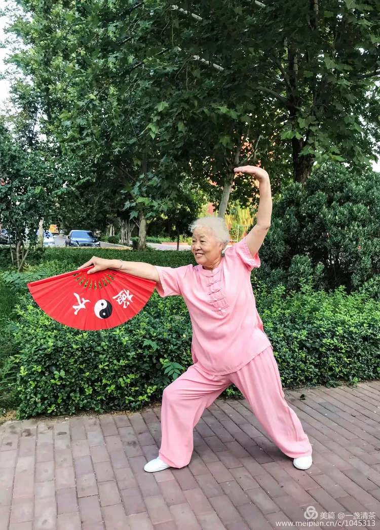 巨兽之谜，一条55岁老当益壮的1.4米长草鱼