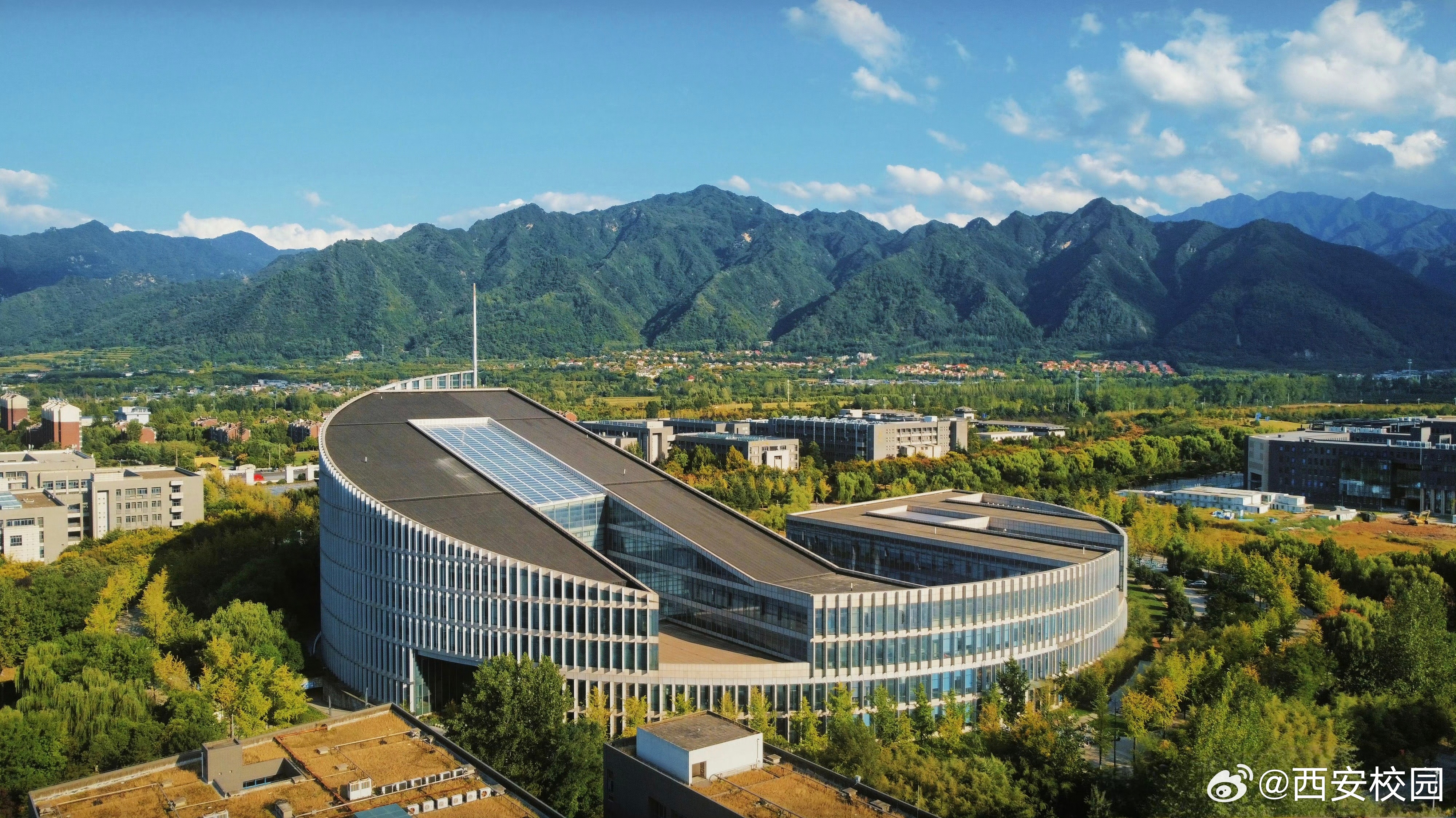 西安高校秒变仙宫，补水喷雾式下雨的奇幻体验