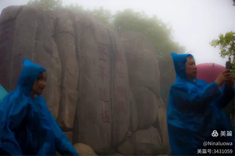 泰山的雨中奇遇，连日降雨与大风下的游客避难所—厕所