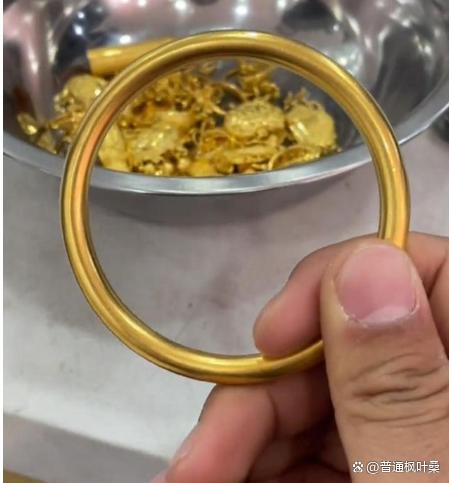 遗失的璀璨,女子过安检不慎遗落90克金手镯的背后故事 遗失的璀璨,女子过安检不慎遗落90克金手镯的背后故事