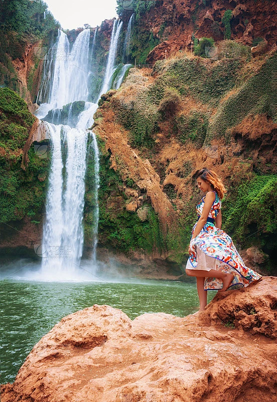 女生在瀑布前的梦幻瞬间，空中飘来一排人的奇妙邂逅