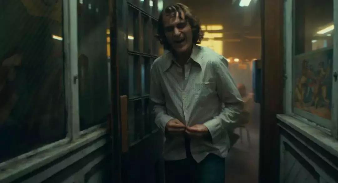 惊险一幕，长颈鹿头被卡石堆，脖子扭曲成90度奇迹生还