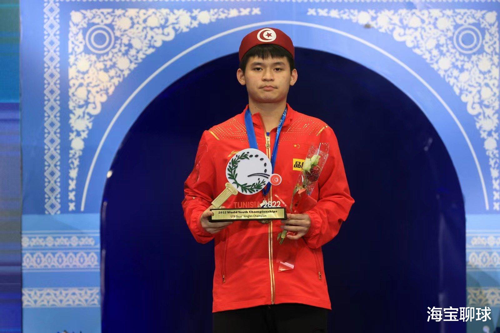 传承与激励，王励勤为王楚钦、林诗栋颁发荣誉奖杯